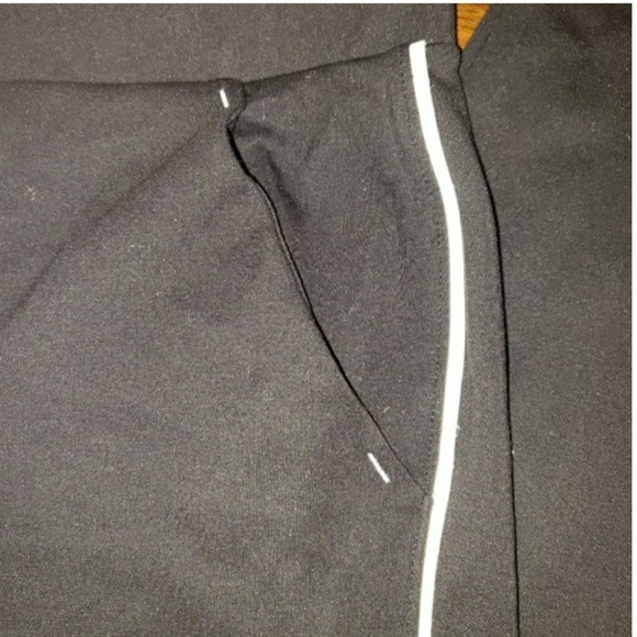 HUE Joggers/leggings with pockets. - Picture 7 of 8